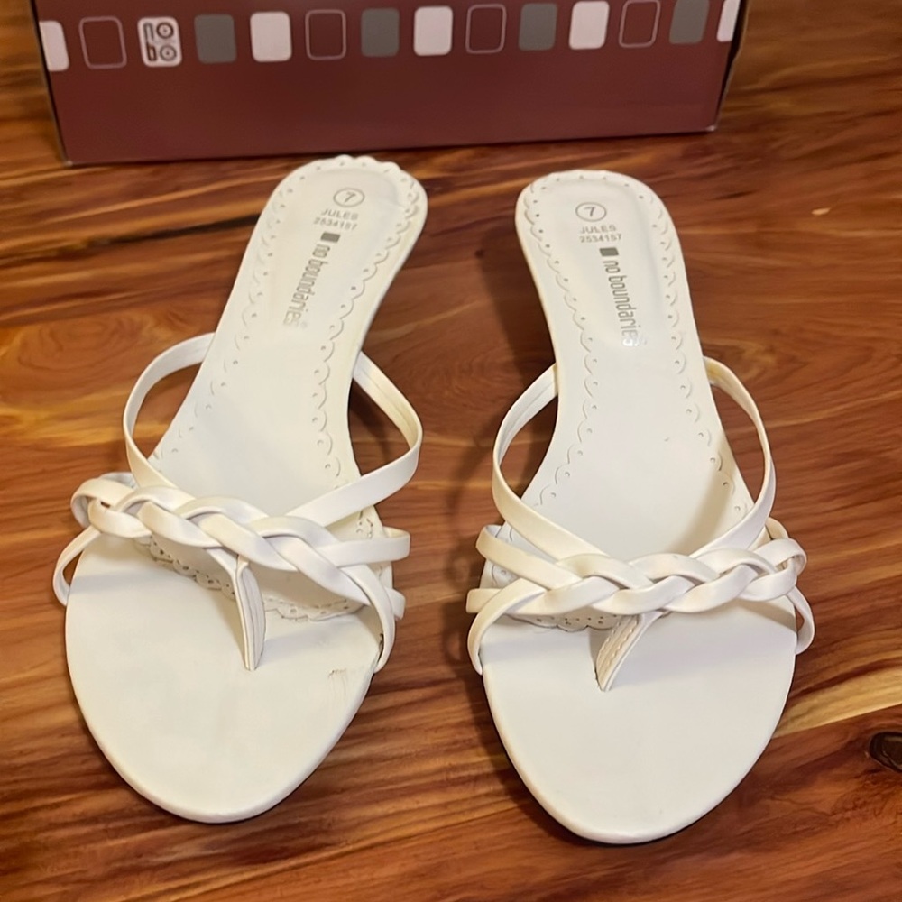 No boundaries white tiny heel